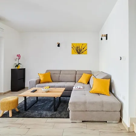 Maris Villa *